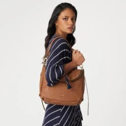 Frankie Shoulder Bag Tan -Nahrung Welt 57b17457 288b 4fd8 9879 8f363388e327 7325779c 3fa3 48fd 81d0 dca5fb8c475a