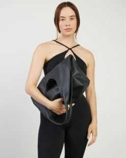 Knox Shoulder Bag 21 Knox Shoulder Bag -Nahrung Welt SABEN SS25 Ecomm Knox Black 2 1e883037 956c 43f3 9b6e 9e6ad651f9de